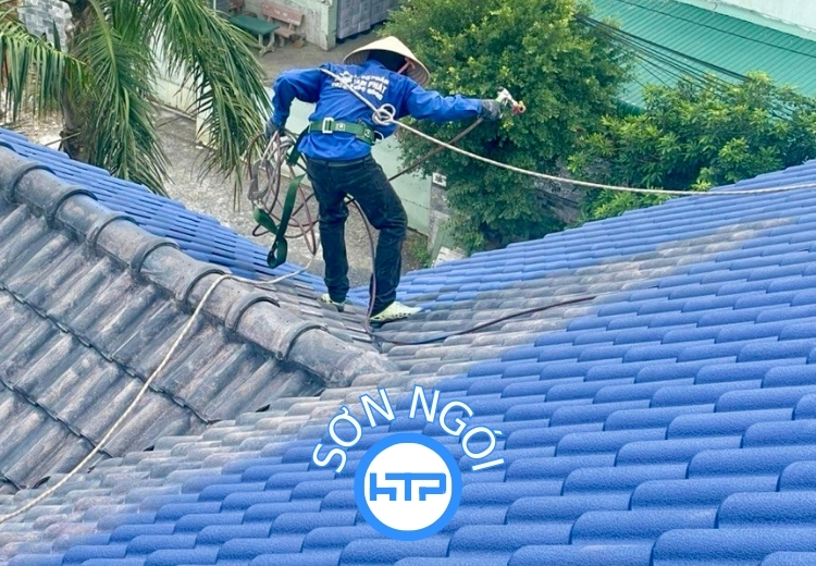 Nhân viên HTP đang tiến hành sơn phủ mái ngói