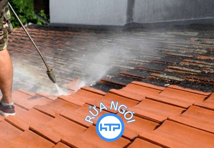 Nên vệ sinh mái ngói khi bị rêu mốc, nhiều bụi bẩn, bị ảnh hưởng bởi thời tiết